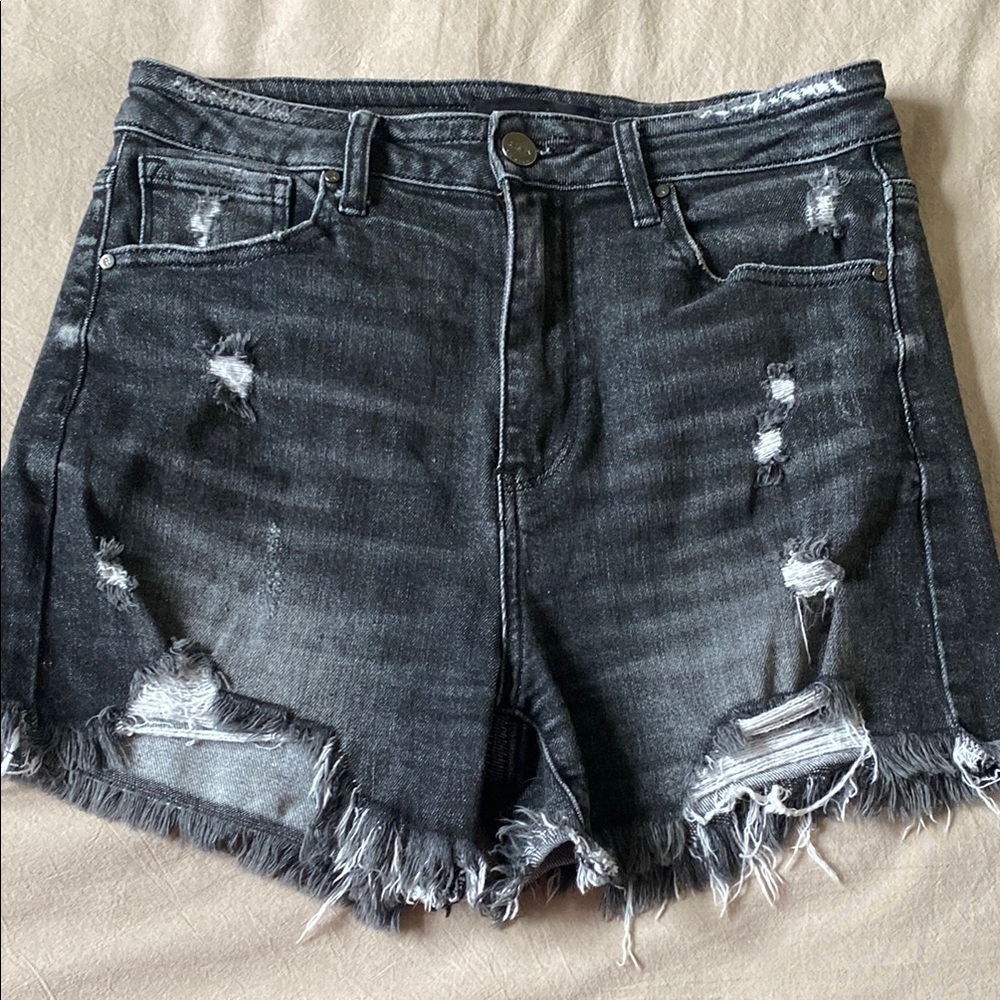 Risen High Rise Shorts in Black, size M